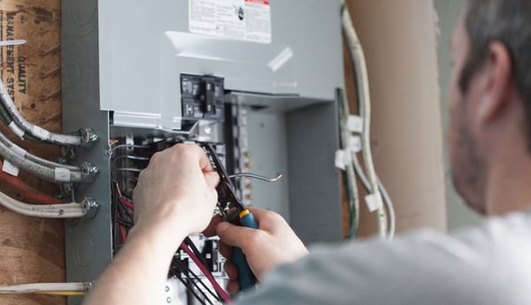 Electrician-upgrading-a-home-distribution-board-1-1