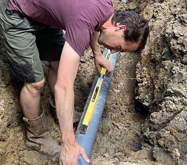 Restoring-an-outdoor-sewer-Laying-pipe