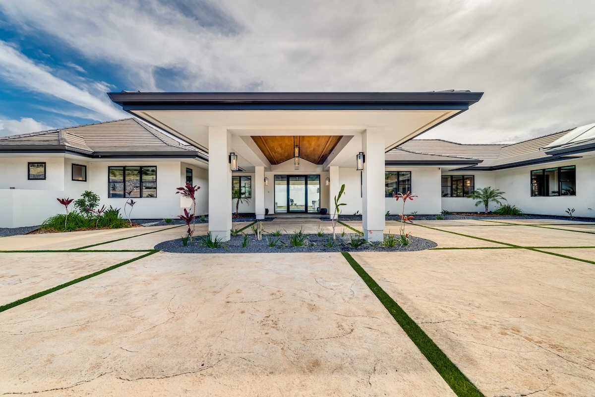 100 Kalelemuku_driveway-1