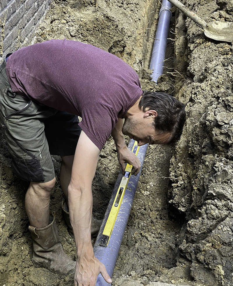Restoring-an-outdoor-sewer-Laying-pipe